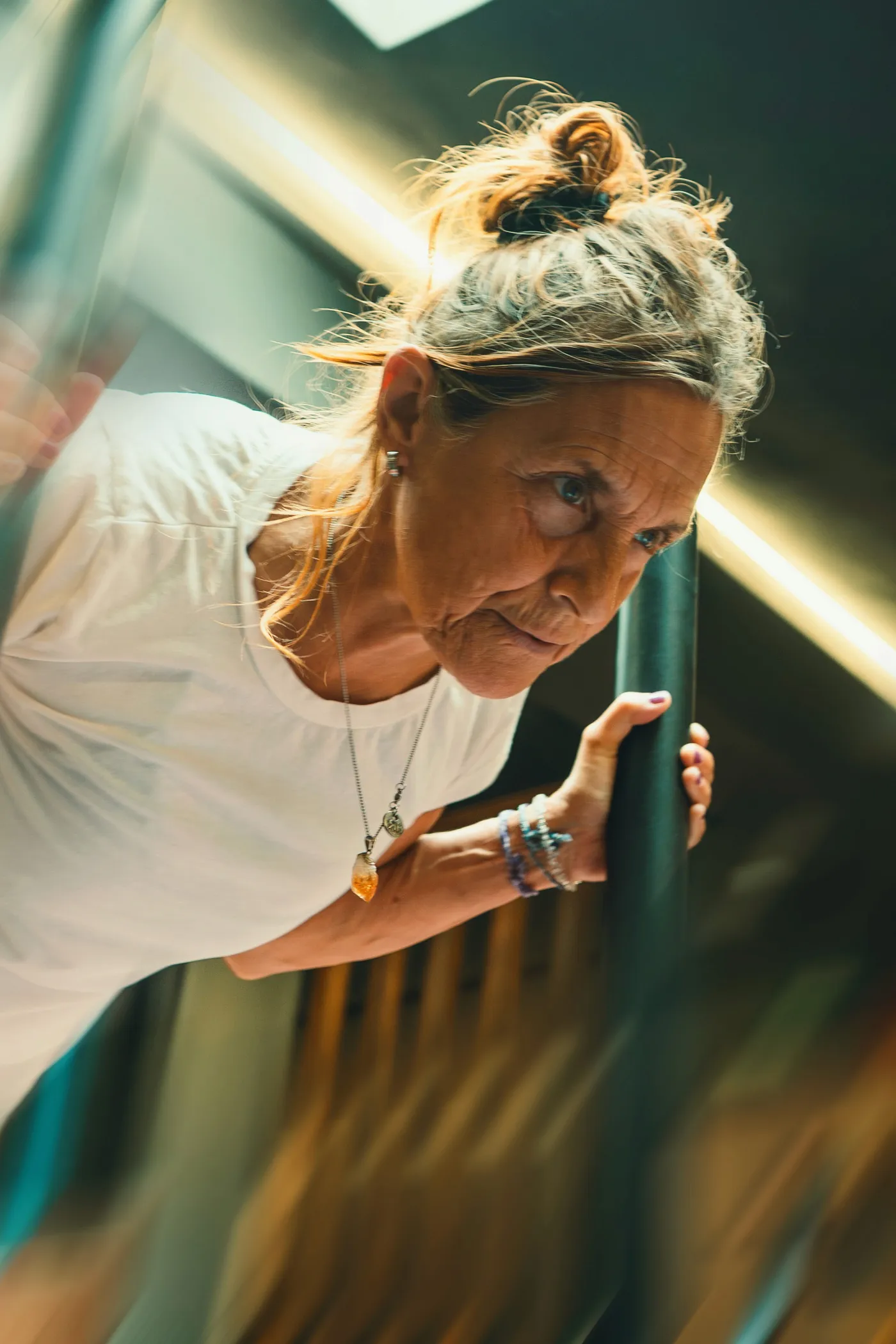 Mujer mayor entrenando con concentración
